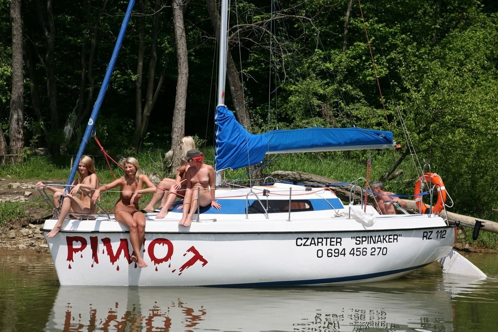 Dilettanti nude calde che posano sullo yacht
 #97158886