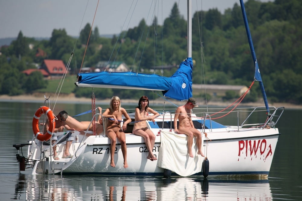 Dilettanti nude calde che posano sullo yacht
 #97158888