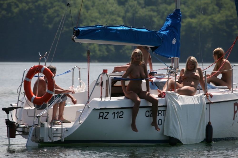 Dilettanti nude calde che posano sullo yacht
 #97158914