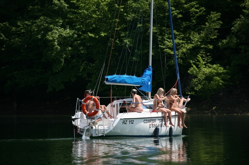Dilettanti nude calde che posano sullo yacht
 #97158923