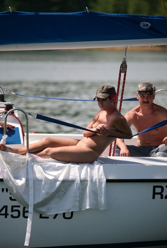 Dilettanti nude calde che posano sullo yacht
 #97158935