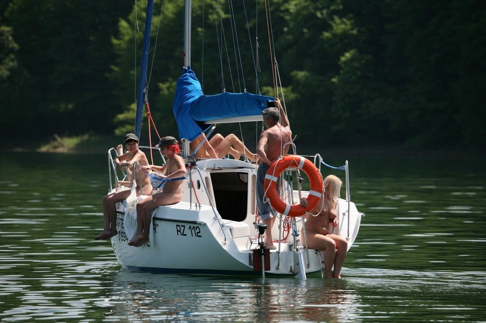 Dilettanti nude calde che posano sullo yacht
 #97159056