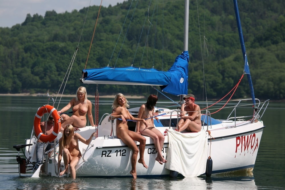 Dilettanti nude calde che posano sullo yacht
 #97159071