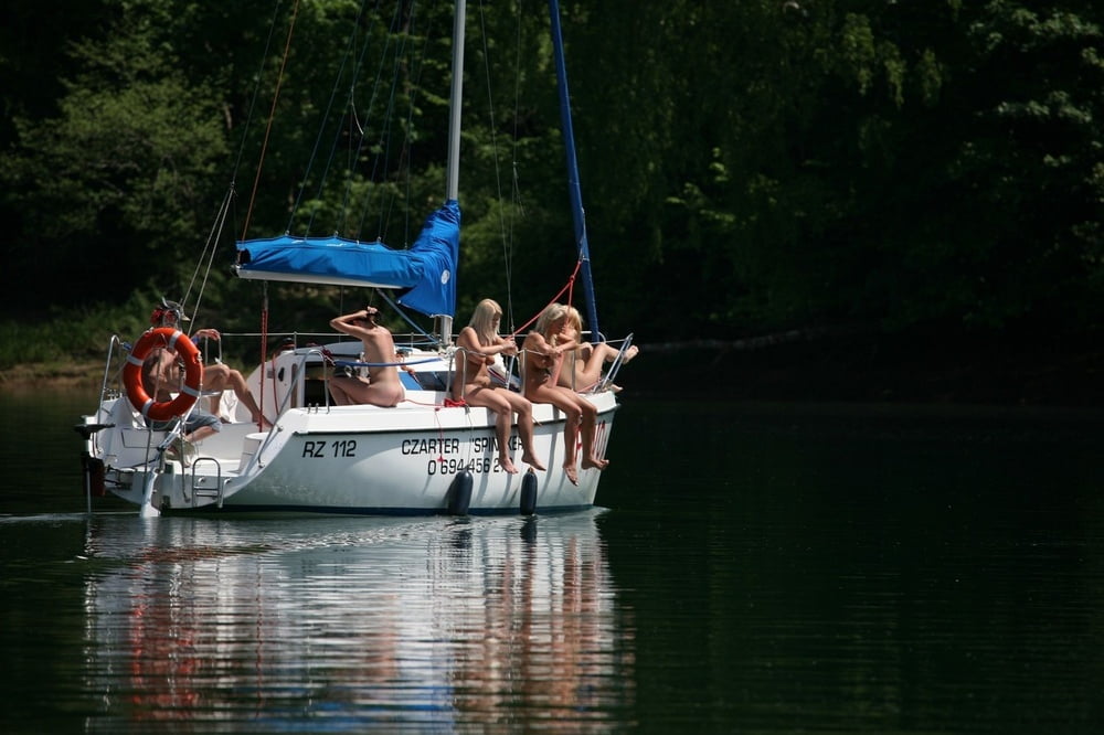 Dilettanti nude calde che posano sullo yacht
 #97159074