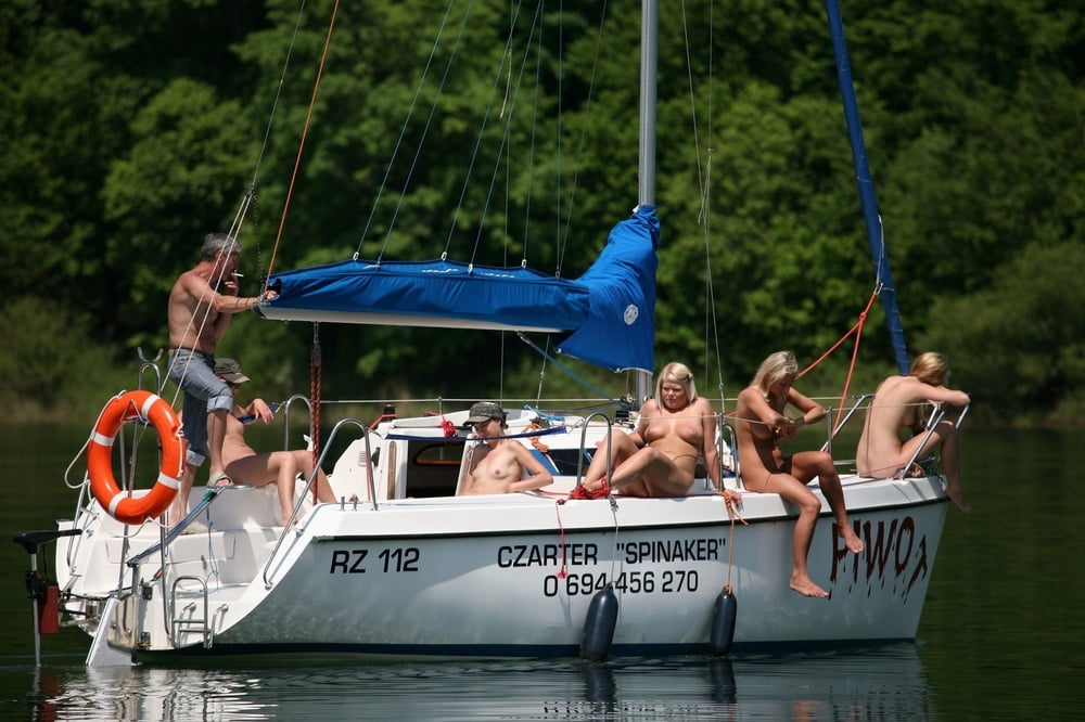 Dilettanti nude calde che posano sullo yacht
 #97159198