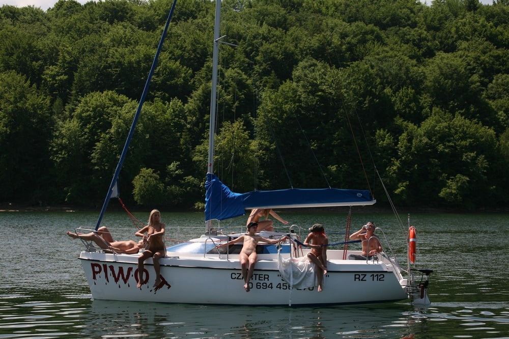 Dilettanti nude calde che posano sullo yacht
 #97159242