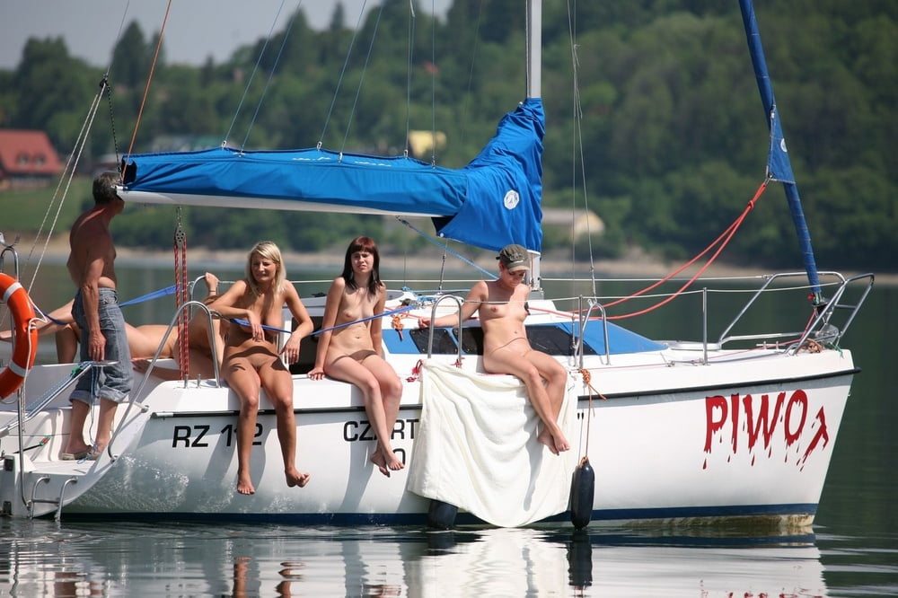 Dilettanti nude calde che posano sullo yacht
 #97159245