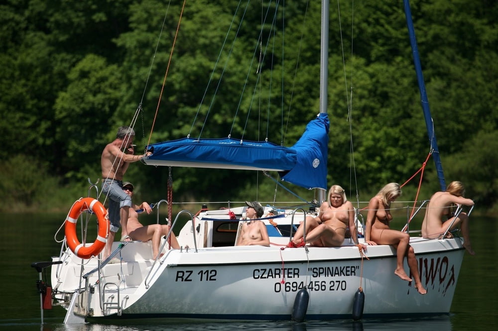 Dilettanti nude calde che posano sullo yacht
 #97159292