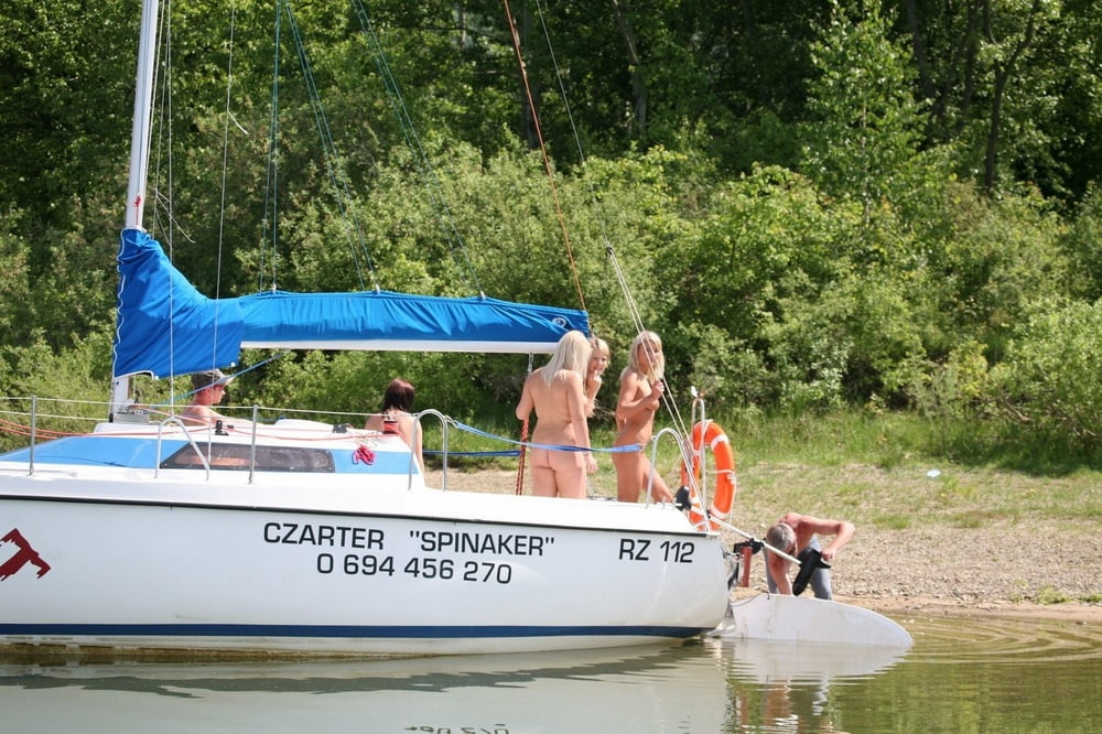 Dilettanti nude calde che posano sullo yacht
 #97159307