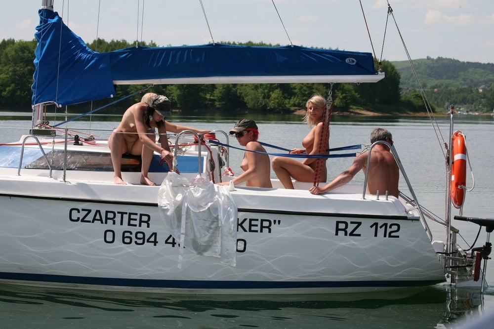Dilettanti nude calde che posano sullo yacht
 #97159309