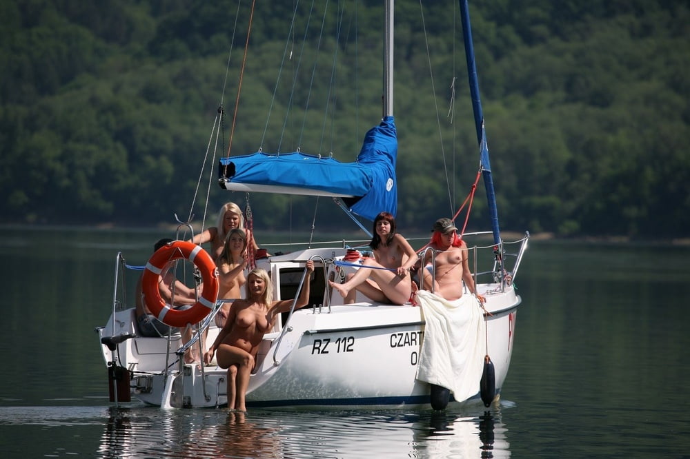 Dilettanti nude calde che posano sullo yacht
 #97159316
