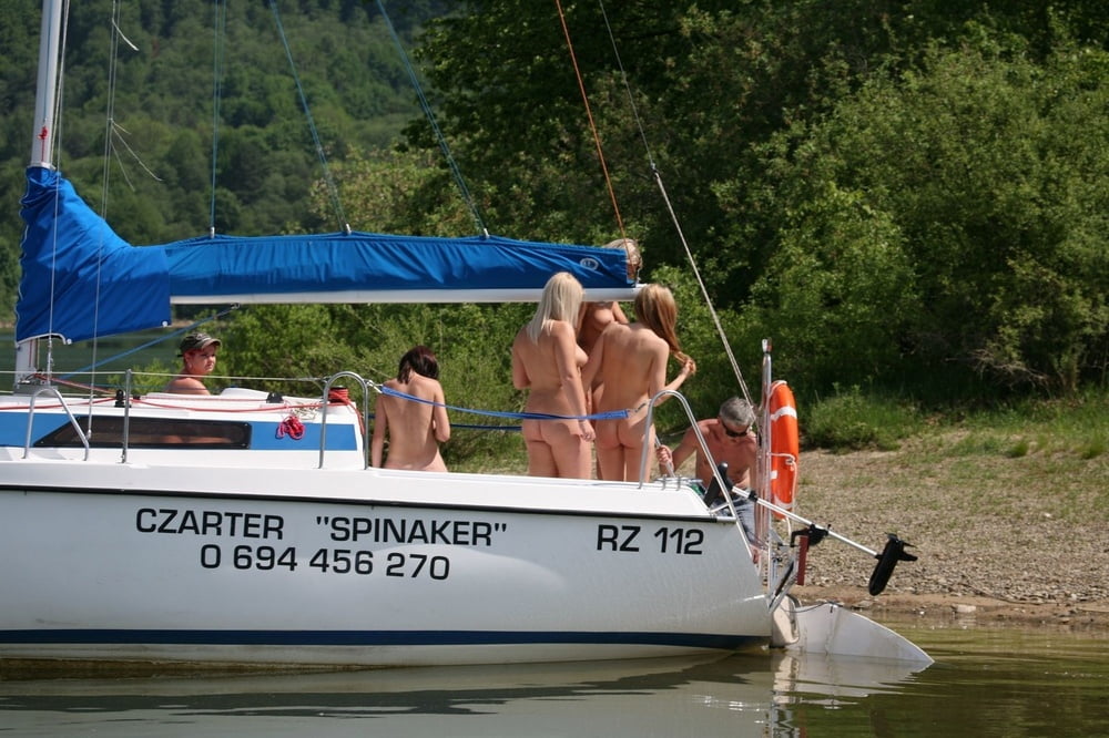 Dilettanti nude calde che posano sullo yacht
 #97159341