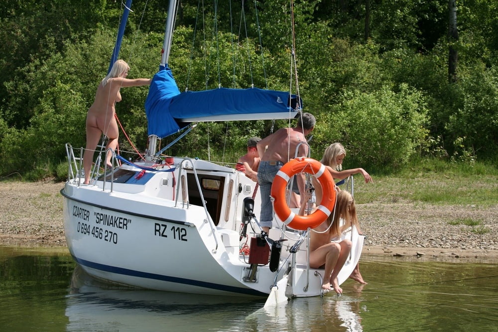 Dilettanti nude calde che posano sullo yacht
 #97159349