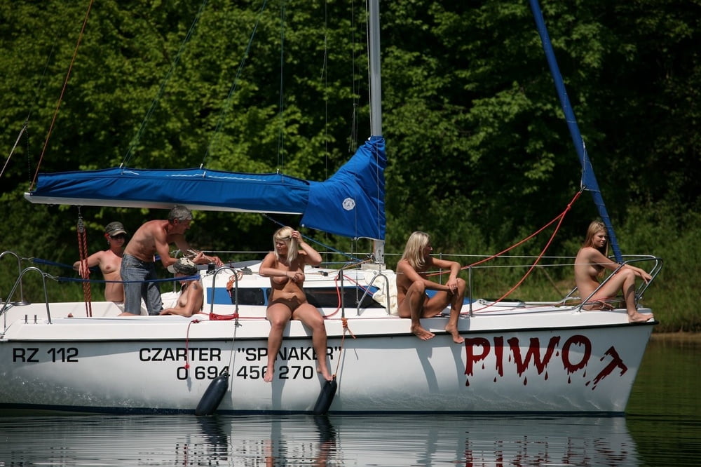 Dilettanti nude calde che posano sullo yacht
 #97159364
