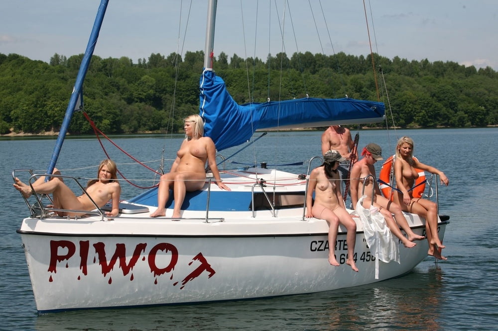 Dilettanti nude calde che posano sullo yacht
 #97159373