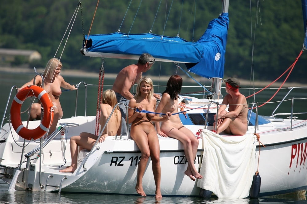 Dilettanti nude calde che posano sullo yacht
 #97159385