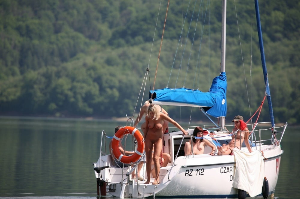 Dilettanti nude calde che posano sullo yacht
 #97159415