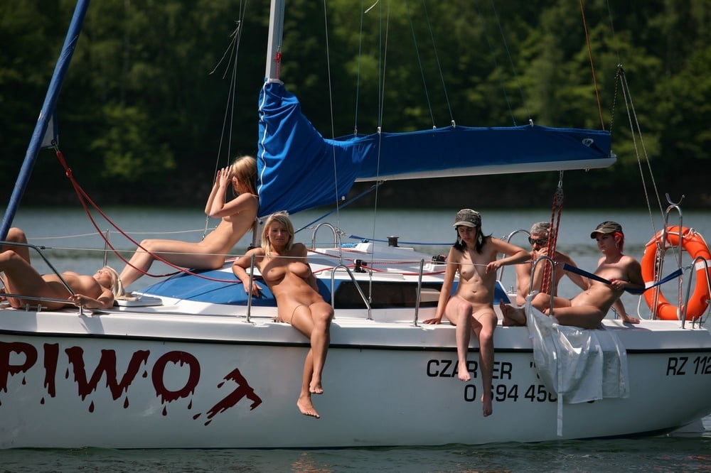 Dilettanti nude calde che posano sullo yacht
 #97159424