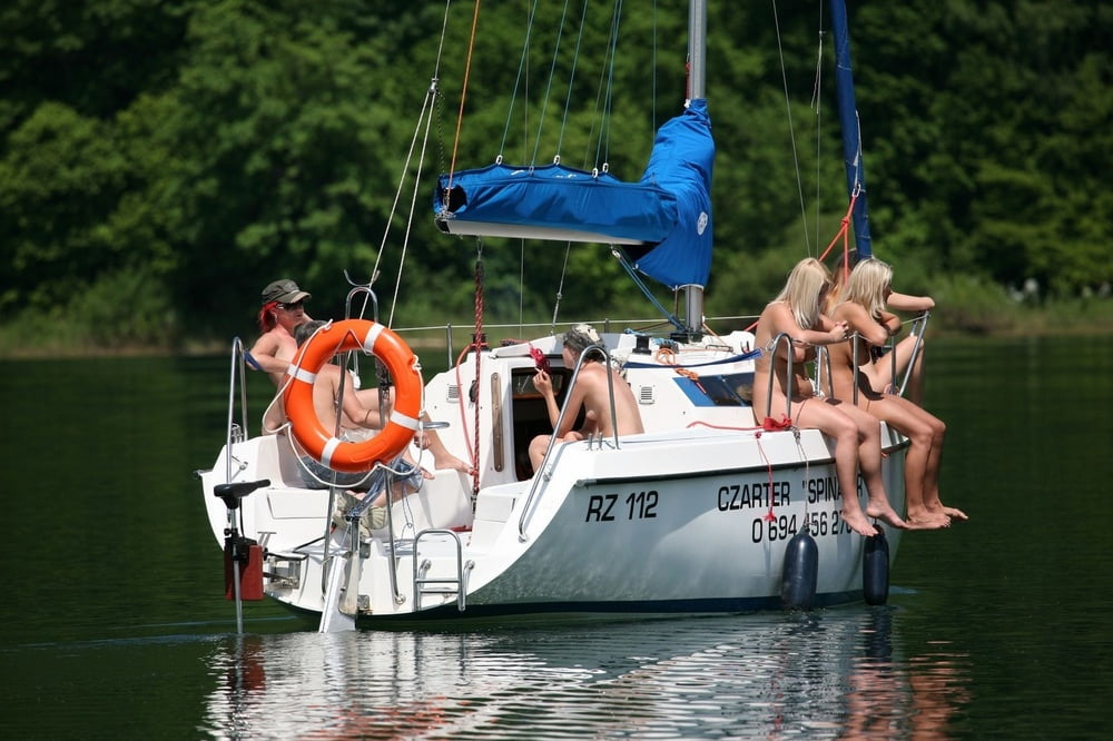 Dilettanti nude calde che posano sullo yacht
 #97159444