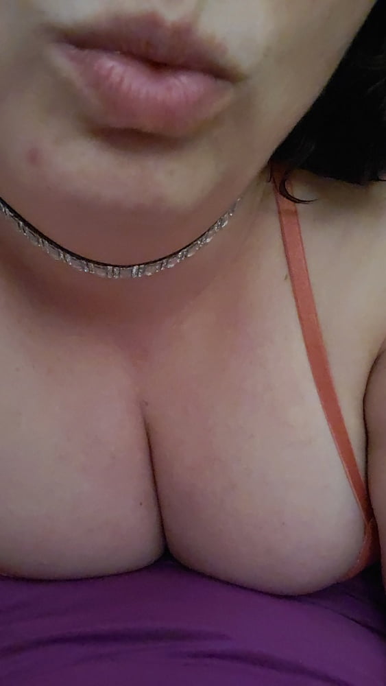 Gelangweilte Hausfrau Milf mit Nippelklemmen und Knebel
 #99995748