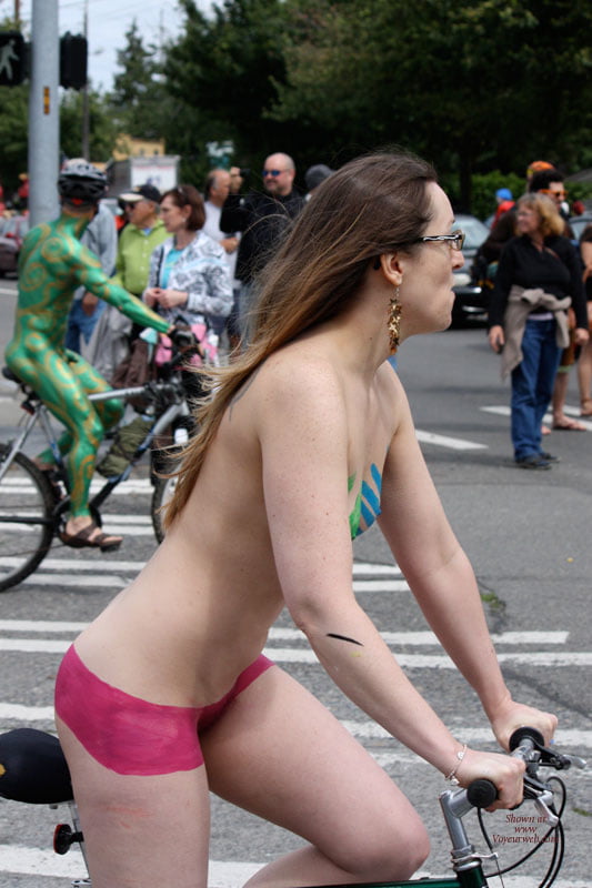 裸で自転車に乗る、裸で人前に出る、ファンタジー祭りなど
 #87434518