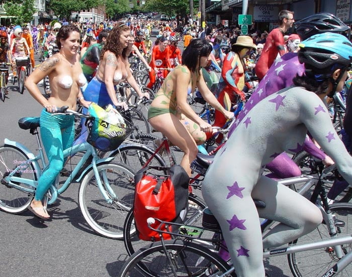 裸で自転車に乗る、裸で人前に出る、ファンタジー祭りなど
 #87434524