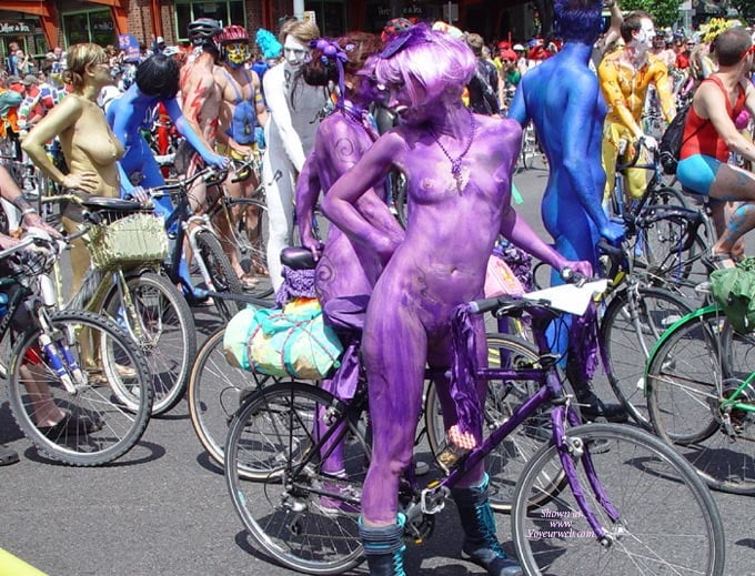 裸で自転車に乗る、裸で人前に出る、ファンタジー祭りなど
 #87434529