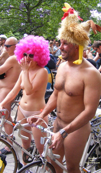 Nackte Fahrradfahrten, nackt in der Öffentlichkeit, Fantasyfest etc
 #87434752
