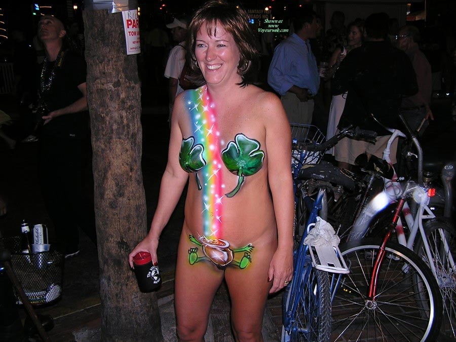裸で自転車に乗る、裸で人前に出る、ファンタジー祭りなど
 #87434758