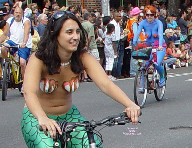 Nackte Fahrradfahrten, nackt in der Öffentlichkeit, Fantasyfest etc
 #87434783