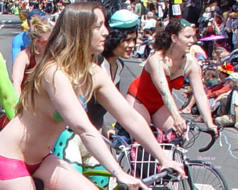裸で自転車に乗る、裸で人前に出る、ファンタジー祭りなど
 #87434788