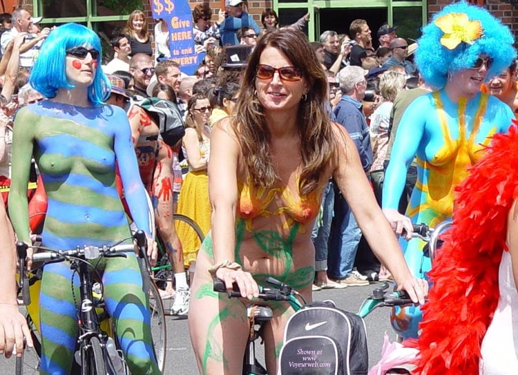 裸で自転車に乗る、裸で人前に出る、ファンタジー祭りなど
 #87434791