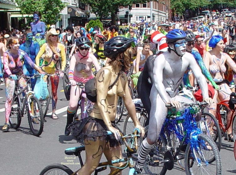 裸で自転車に乗る、裸で人前に出る、ファンタジー祭りなど
 #87434794