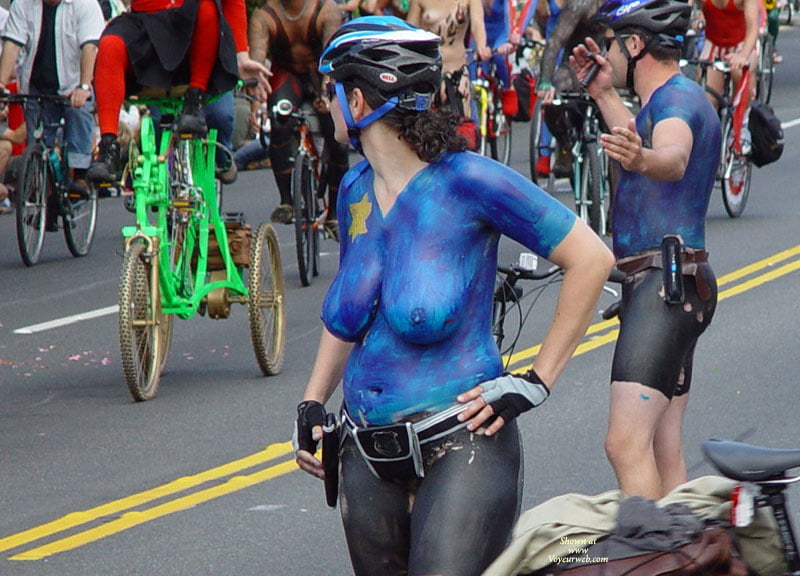 裸で自転車に乗る、裸で人前に出る、ファンタジー祭りなど
 #87434803