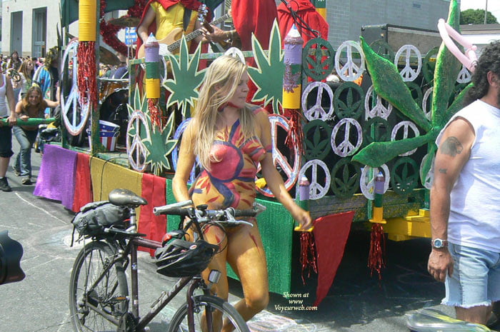 裸で自転車に乗る、裸で人前に出る、ファンタジー祭りなど
 #87434809
