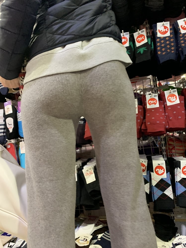 Junge Mutter mit gutem Arsch
 #104431786