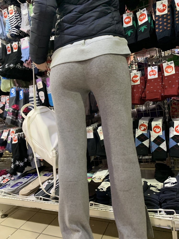 Junge Mutter mit gutem Arsch
 #104431789