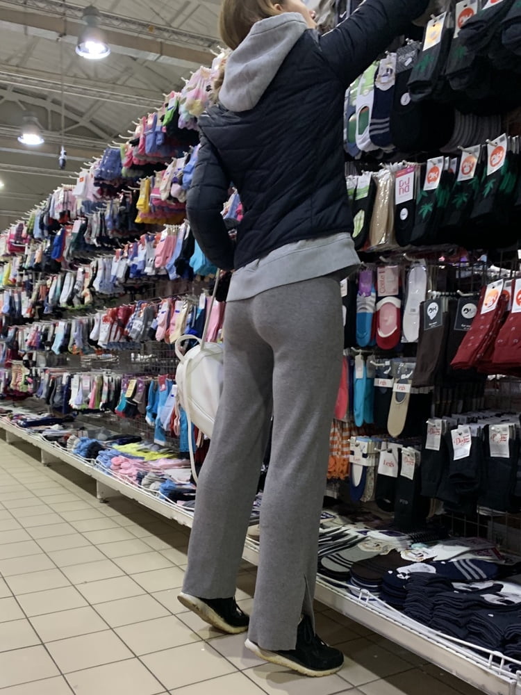 Junge Mutter mit gutem Arsch
 #104431792