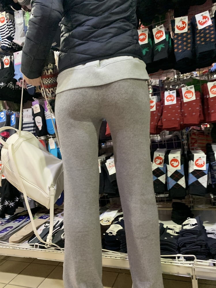 Junge Mutter mit gutem Arsch
 #104431795