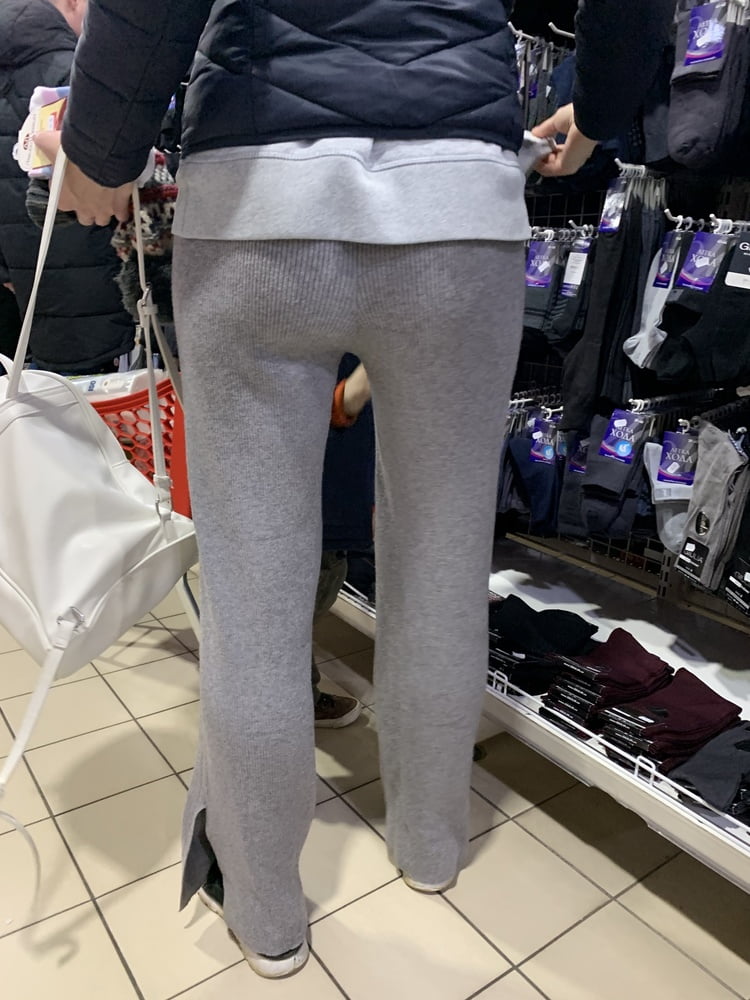 Junge Mutter mit gutem Arsch
 #104431807