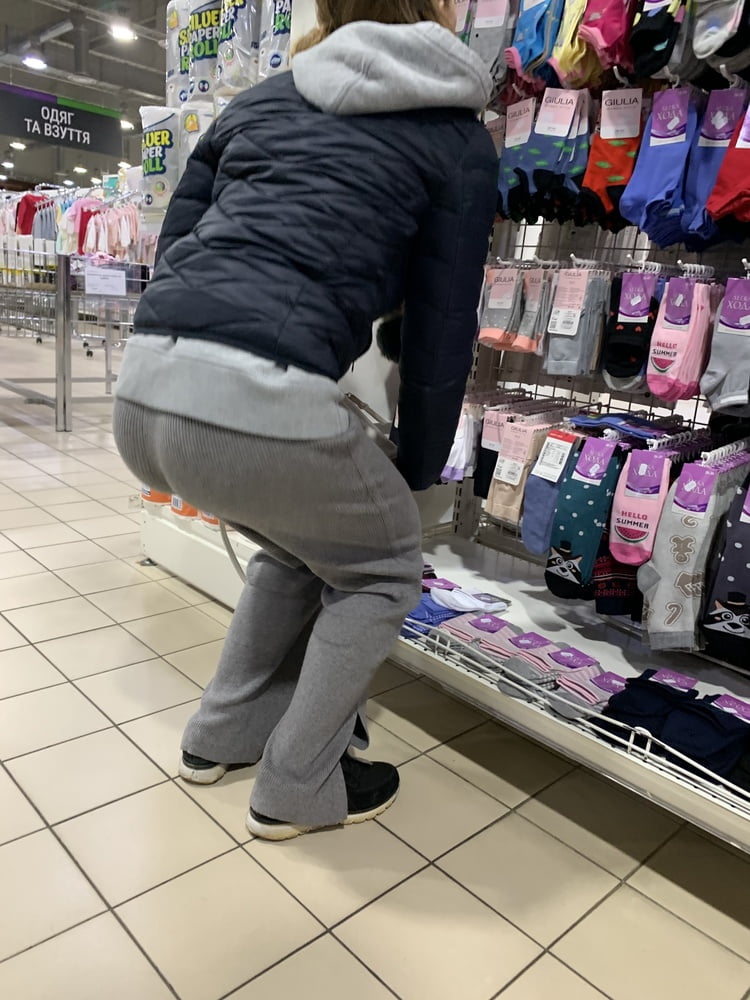 Junge Mutter mit gutem Arsch
 #104431813