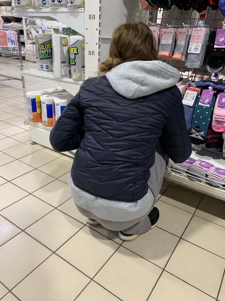 Junge Mutter mit gutem Arsch
 #104431816