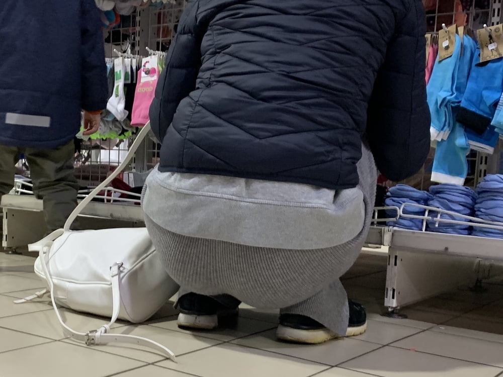 Junge Mutter mit gutem Arsch
 #104431820