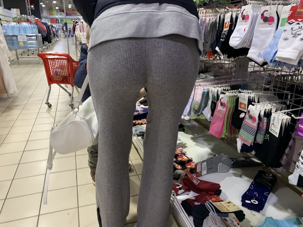 Junge Mutter mit gutem Arsch
 #104431835