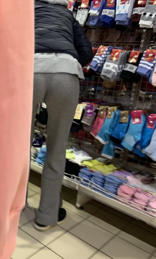 Junge Mutter mit gutem Arsch
 #104431838