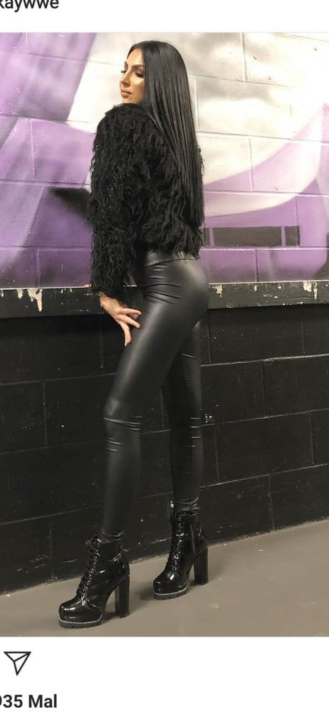 La salope iconique de la WWE, Billie Kay, est une putain méchante.
 #81923894