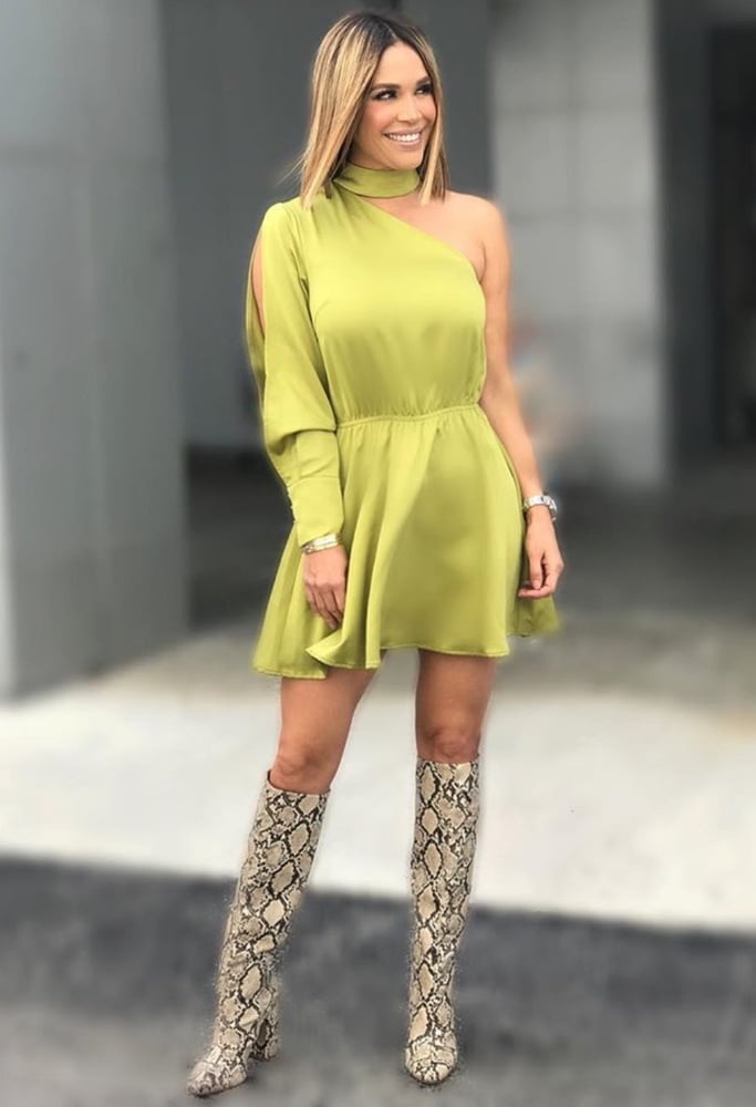 Célébrité féminine bottes et cuir - karla martinez
 #100452325