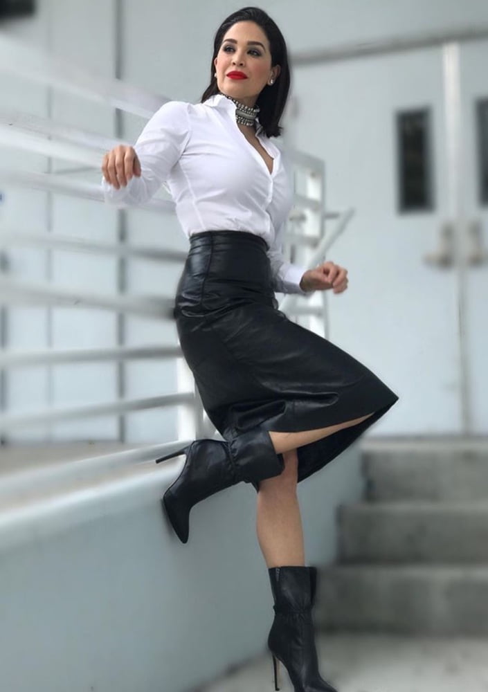 Célébrité féminine bottes et cuir - karla martinez
 #100452377