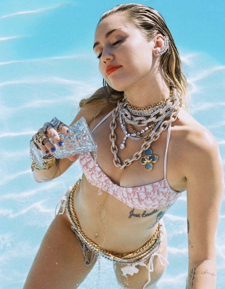 Miley cyrus
 #81072019