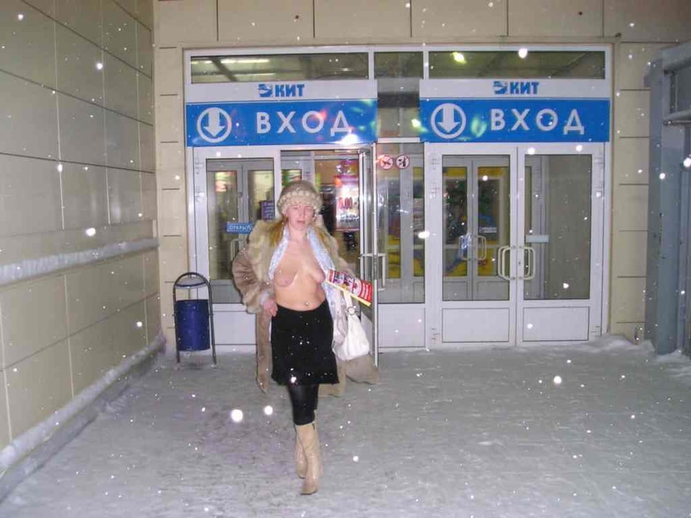 Loco mujer rusa al aire libre exhibicionista
 #94111693